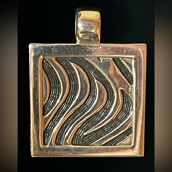 Sterling Silver Estate Pendant with a Curvy Design - Picture 4 of 4